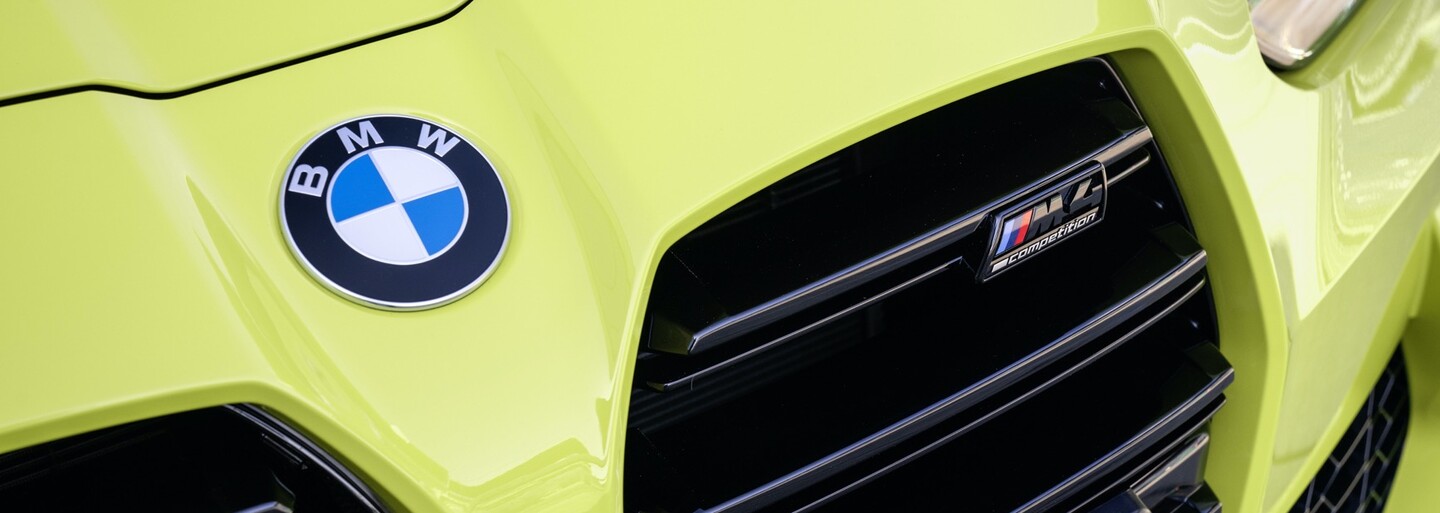 Nové BMW M3 a M4 sú tu. Dostali kontroverznú masku a najsilnejší benzínový šesťvalec v histórii značky