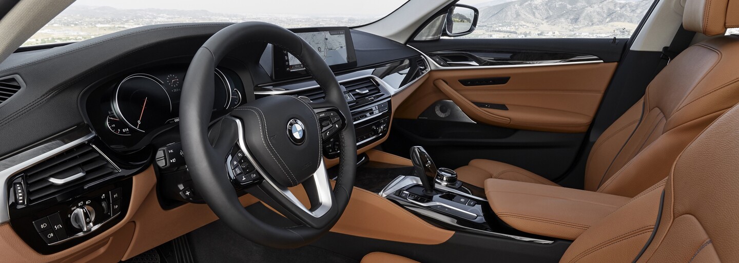 Nové BMW radu 5 prichádza. Nechýba ovládanie gestami, parkovanie kľúčom či M550i, ktoré je rýchlejšie ako M5-ka!