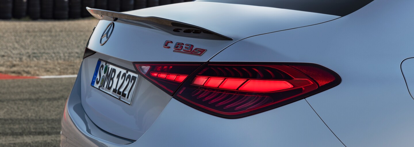 Nové C 63 od AMG má brutálnych 680 koní. Na V8 však zabudni, novinka má štvorvalec s technológiou z F1