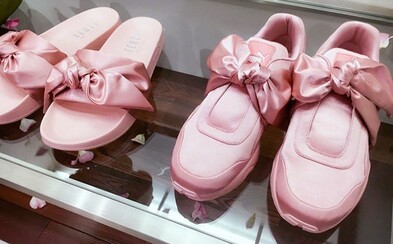 Nové Fenty od Rihanny mají místo tkaniček mašli a do prodeje se dostanou už příští týden Nové Fenty od Rihanny mají místo tkaniček mašli a do prodeje se dostanou už příští týden