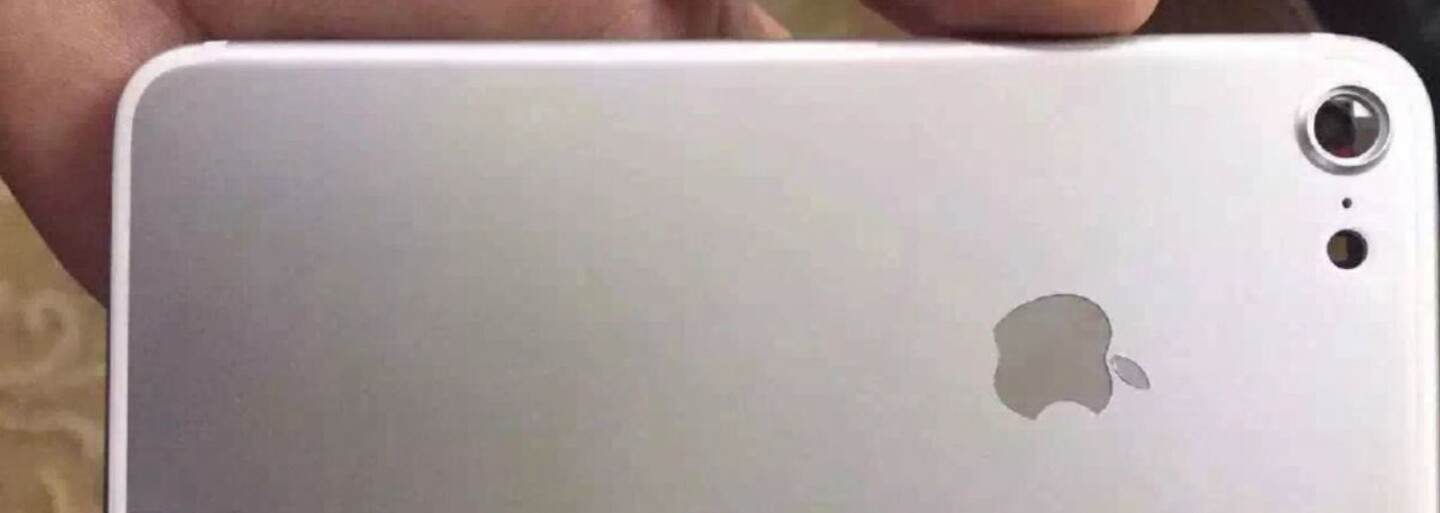 Nové fotografie potvrdili, že Apple v septembri predstaví až 3 verzie ďalšieho iPhone - klasiku, Plus a Pro
