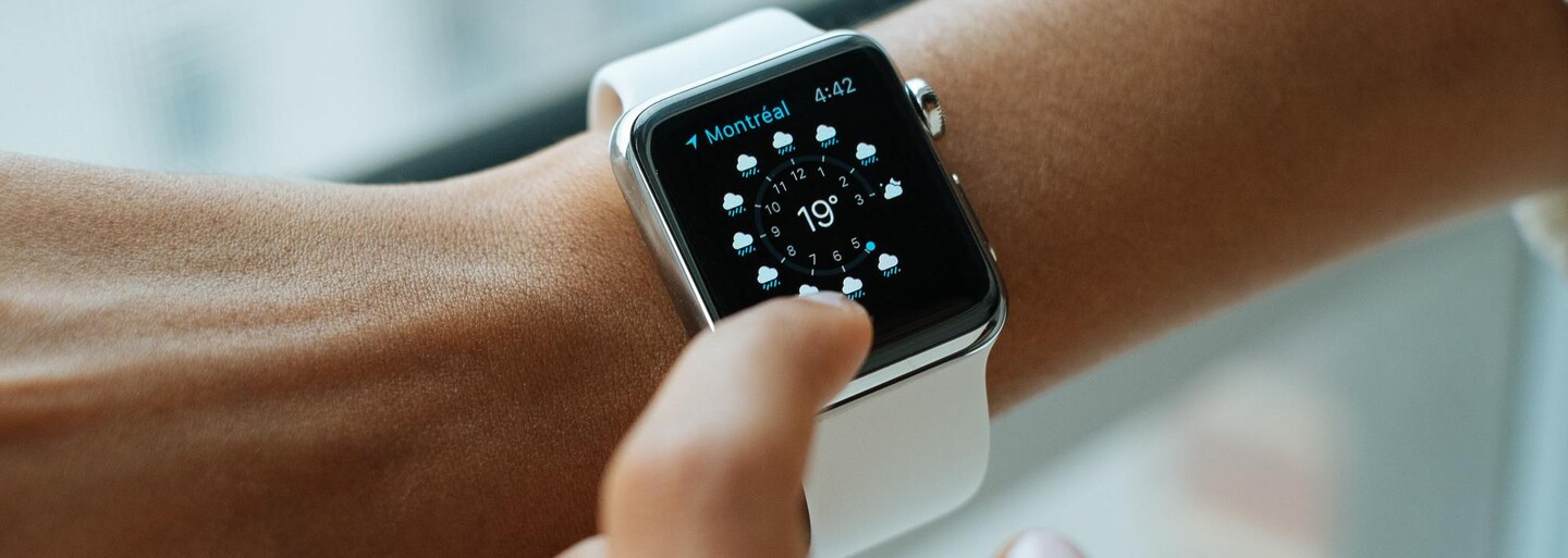 Nové hodinky Apple Watch by měly mít větší displej a ploché strany. Designem by se měly podobat iPhonu 13