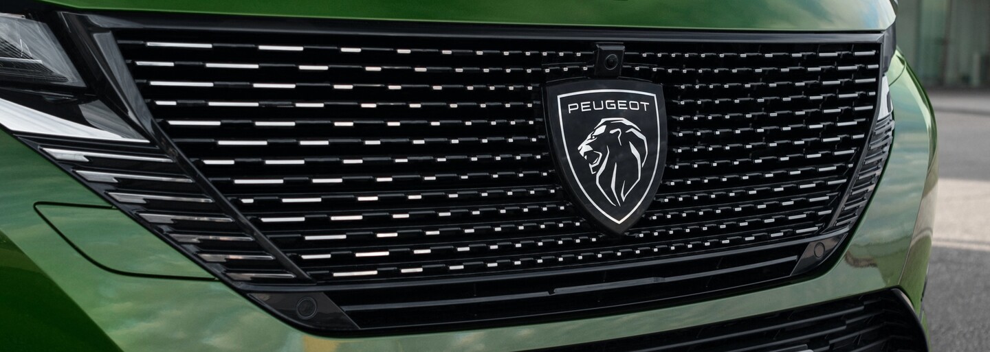 Nové logo, dravý exteriér, svébytný interiér a dva pluginové hybridy. Nový Peugeot 308 je realitou