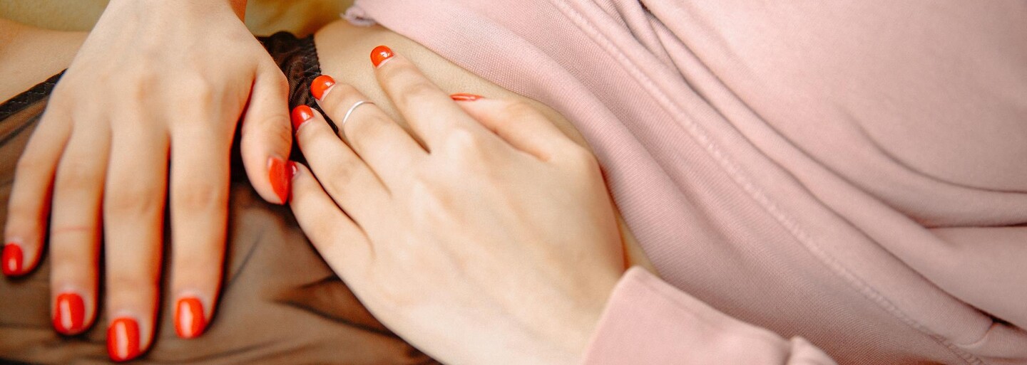 Novinka na trhu slibuje ženám úlevu od menstruačních bolestí. Vyzkoušeli jsme je na vlastní kůži, fungují vůbec?