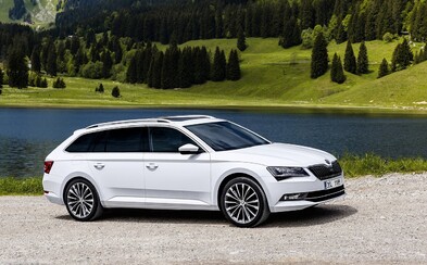 Nová Škoda Superb Combi odhaluje cenu a svoji plnou krásu na nových, exteriérových záběrech Nová Škoda Superb Combi odhaluje cenu a svoji plnou krásu na nových, exteriérových záběrech