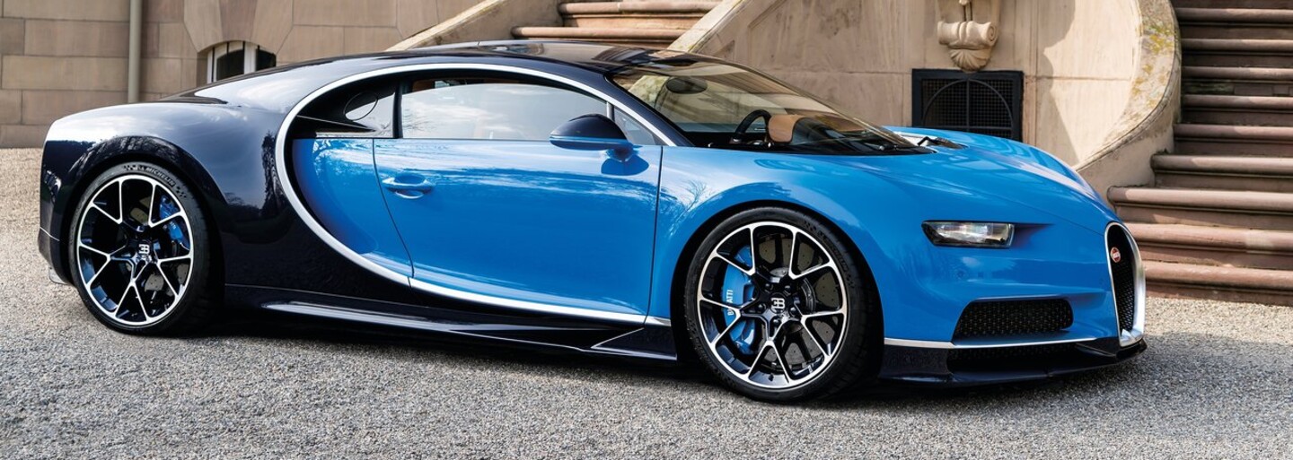 Novučičký Chiron bol doručený ďalšiemu šťastlivcovi. Bugatti exemplár známemu Arabovi efektne zabalilo
