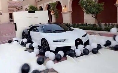 Novučičký Chiron bol doručený ďalšiemu šťastlivcovi. Bugatti exemplár známemu Arabovi efektne zabalilo Novučičký Chiron bol doručený ďalšiemu šťastlivcovi. Bugatti exemplár známemu Arabovi efektne zabalilo