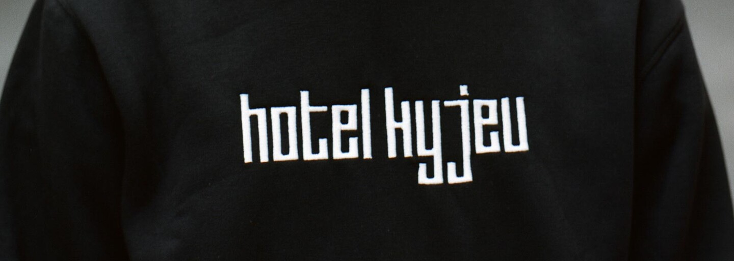 Novučičký Hotel Kyjev už môžeš mať aj na tričku či mikine! Footshop sa spojil s autorom novej fasády a výsledkom je nezvyčajné oblečenie