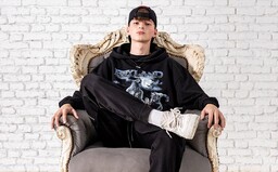 Nový člen Blakkwoodu balí Skittles do sáčků jako drogy. Grey256 ohlásil vstup do labelu, klip a album