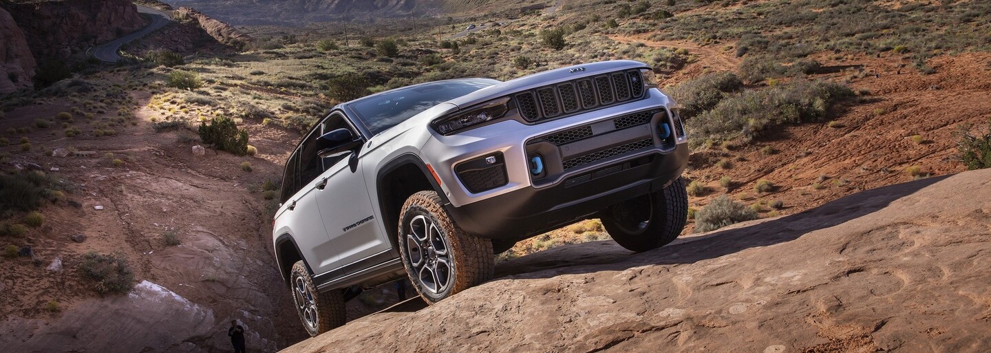 Nový Jeep Grand Cherokee je realitou. Má na výběr tři motory, nejsilnější je paradoxně ten nejmenší