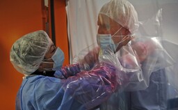 Nový liek na COVID-19 vyliečil 29 z 30 pacientov do piatich dní od podania. Dokáže predchádzať smrteľnej reakcii imunity