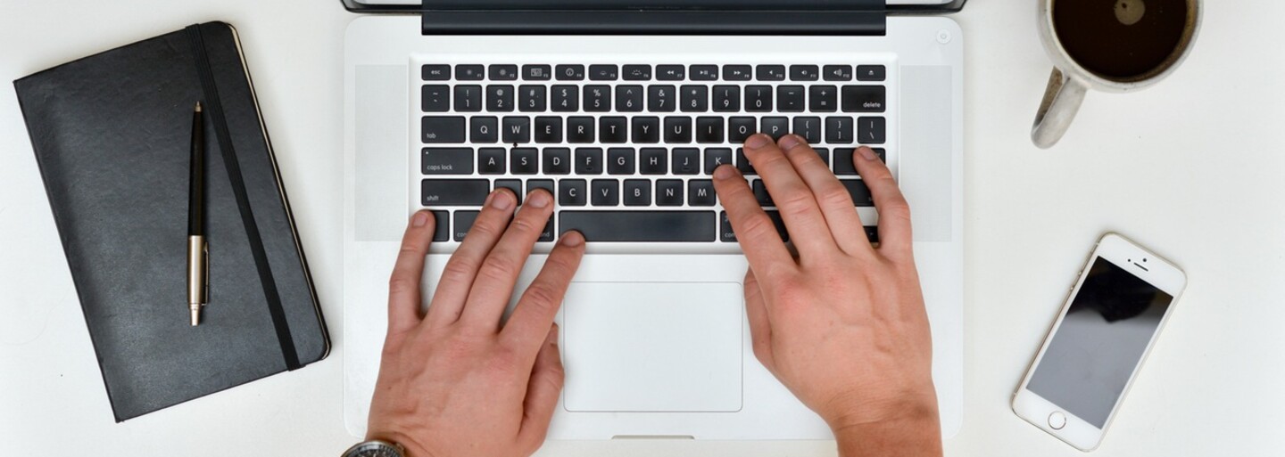 Nový MacBook Pro prinesie veľké zmeny. Apple mu vraj dá krajší dizajn, ovládací OLED panel a Touch ID