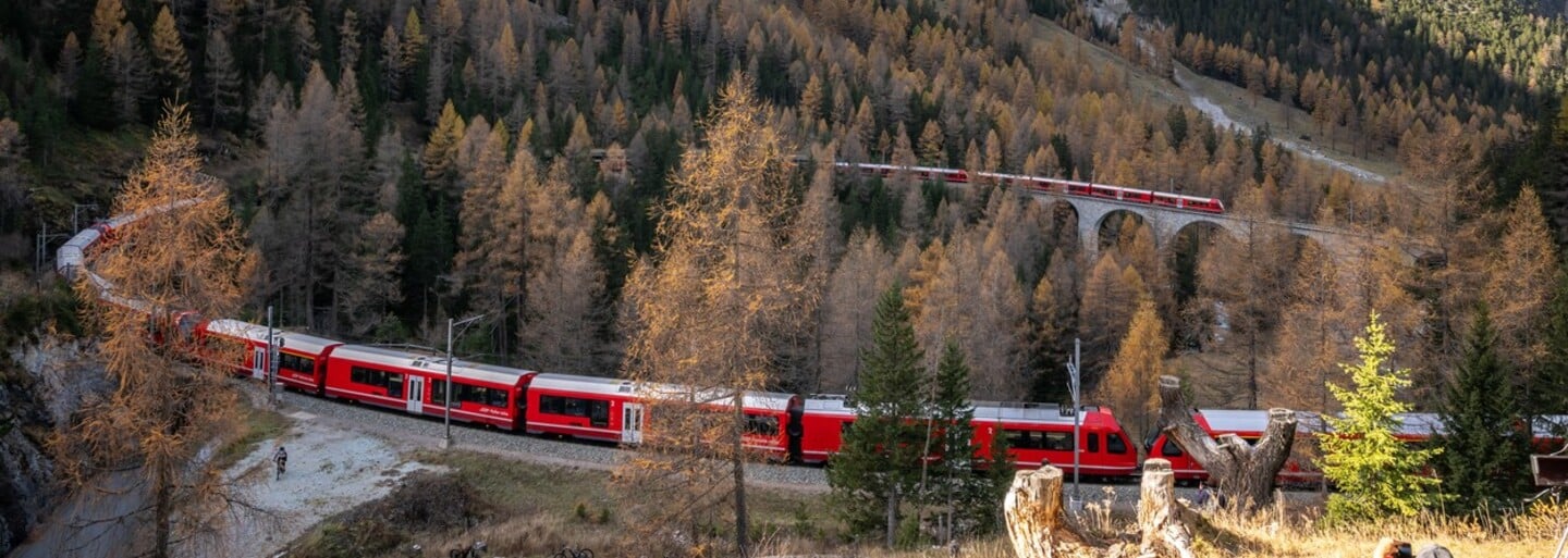 Nový rekord: Nejdelší osobní vlak na světě má sto vagonů a dlouhý je skoro dva kilometry. Jel scénickou trasou přes Alpy