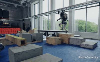 Nový robot sa hýbe ako americká olympionička v gymnastike. Humanoid menom Atlas zvláda parkúr ako profík