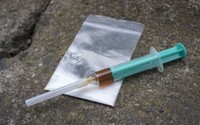 Nový Zéland povolí bezpečnostní testování drog. Lidé si budou moci bezpečnost substance zkontrolovat i na festivalu