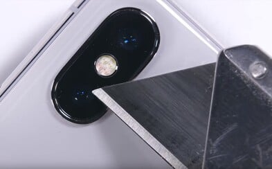 Nožem do ochranného skla, nelítostné ohýbání nebo menší plamen. Kolik toho snese drahý iPhone X? Nožem do ochranného skla, nelítostné ohýbání nebo menší plamen. Kolik toho snese drahý iPhone X?