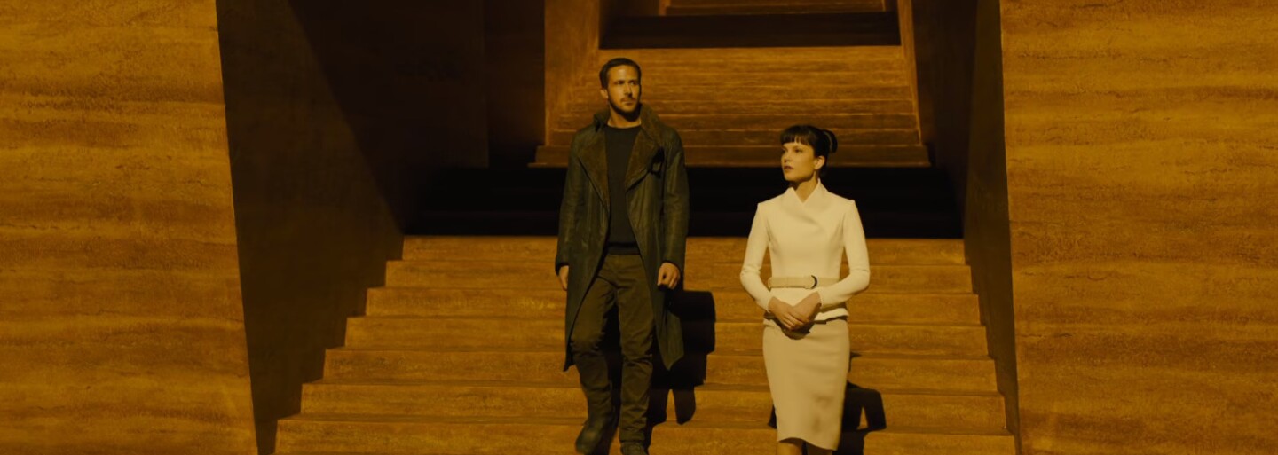 O budúcnosti ľudí a replikantov rozhodne aj Ryan Gosling s Harrisonom Fordom. Ponorte sa do sveta Blade Runnera 2049 v ďalšej úžasnej ukážke
