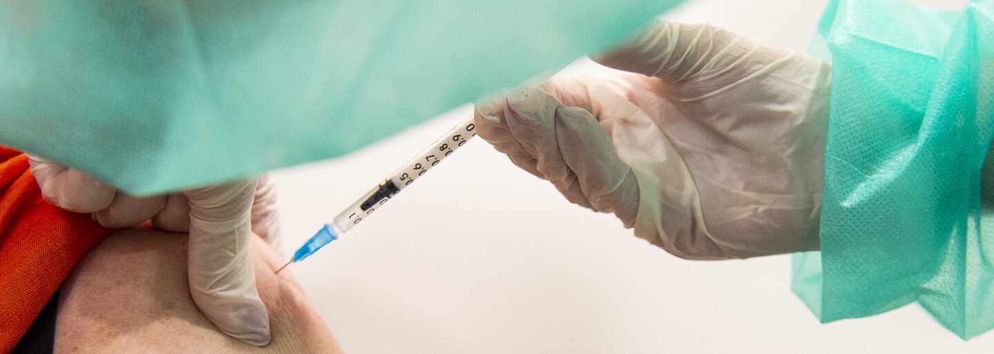 O očkovací místa bez předchozí registrace je enormní zájem. „Dnes už nechoďte,“ hlásá Chodov