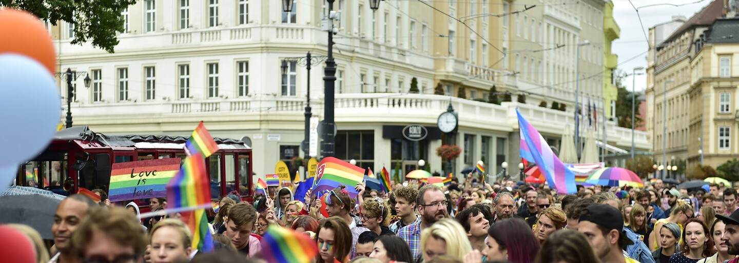 O živote LGBTI ľudí v Bratislave sme sa rozprávali s aktivistom iniciatívy Inakosť a riaditeľom gay baru Tepláreň Café Romanom Samotným