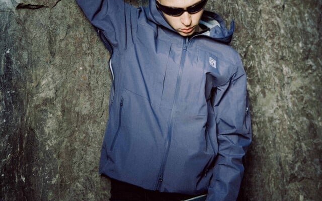 Na lyžovačku, ale aj na kávu v meste. Slovenská značka predstavila outdoorovú bundu v spolupráci s raperom SIMILIVINLIFE