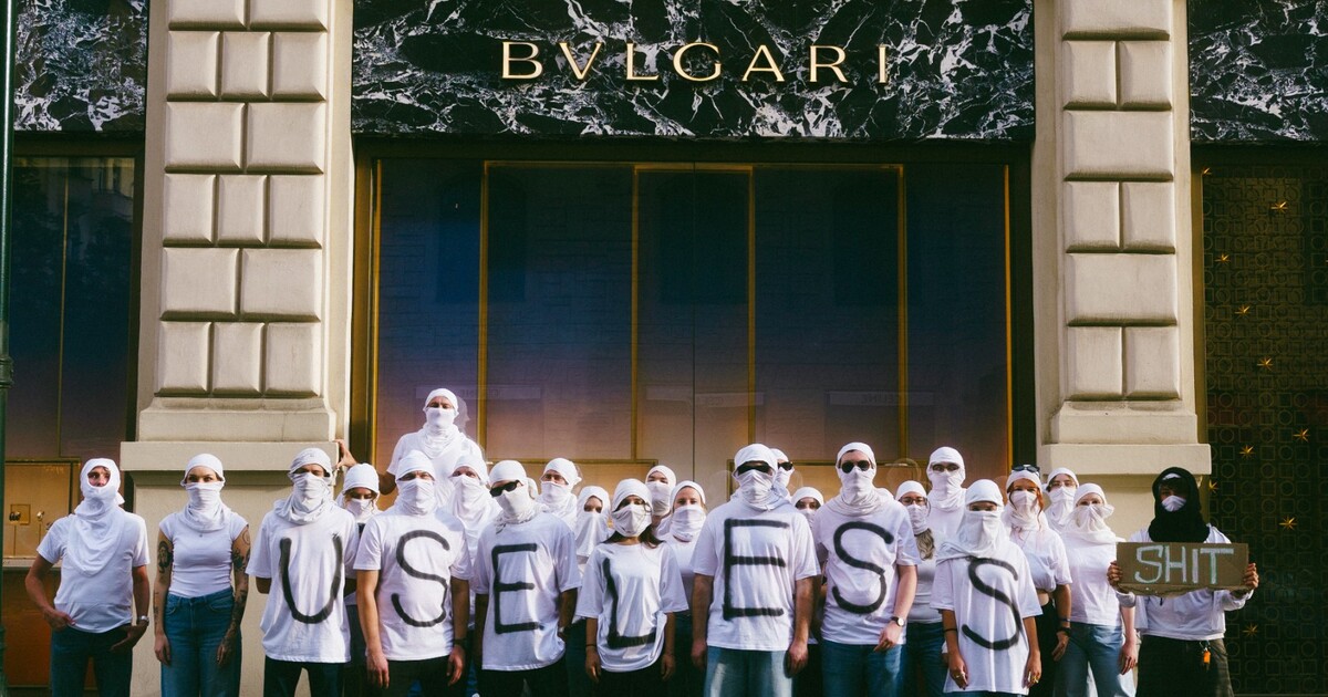 V Praze proběhl protest proti high fashion. Ptali jsme se účastníků, co je motivovalo