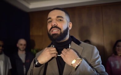 Oblečení za milion dolarů a náramky od fanoušků. Drake prozradil, kolik zaplatil za outfit Oblečení za milion dolarů a náramky od fanoušků. Drake prozradil, kolik zaplatil za outfit