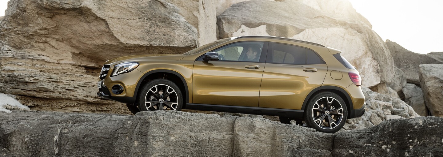 Obľúbený crossover GLA prešiel faceliftom. Do oka padne najmä 381-koňové AMG s atraktívnym bodykitom