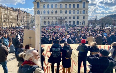Obrazem: „Bez humanitních věd si přestaneme rozumět.“ Učitelé v Praze stávkovali za vyšší platy