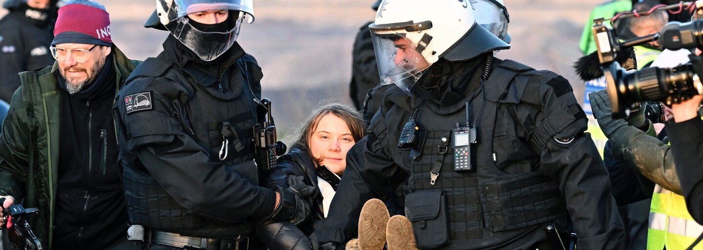 Obrazem: Gretu Thunberg zadržela německá policie, účastnila se protestů na nebezpečném místě
