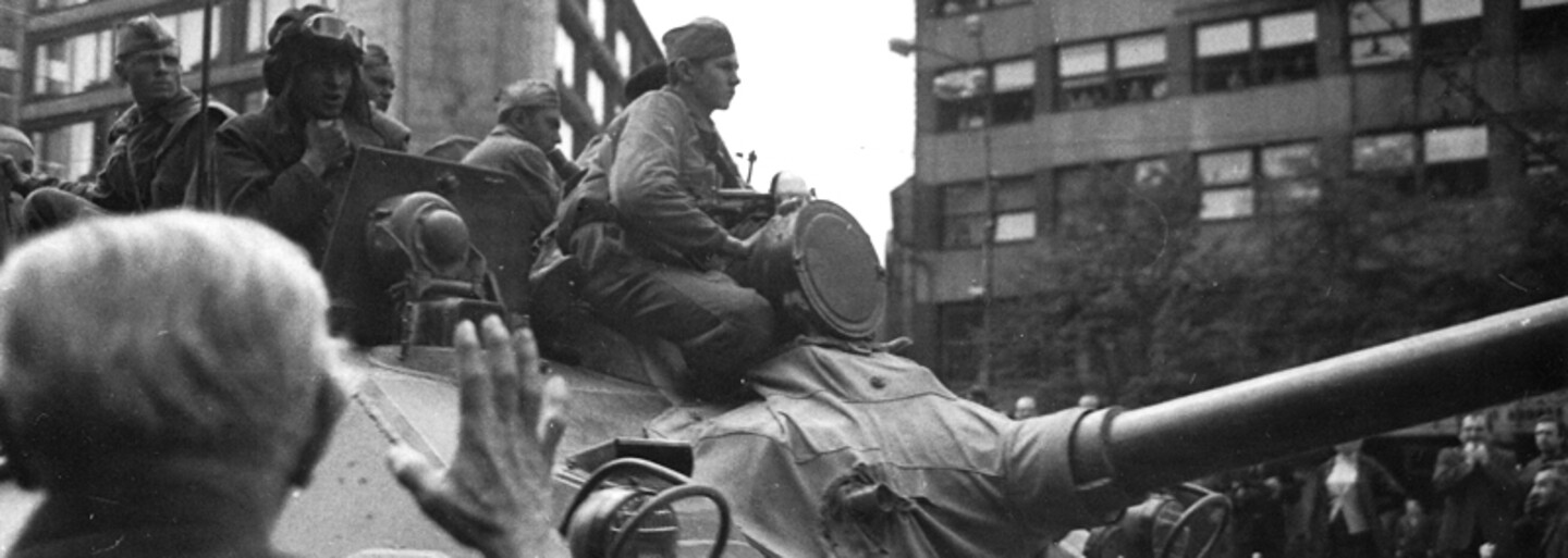 Obrazem: Jak vypadal srpen 1968 v pražských ulicích? Prohlédni si 15 fotografií z invaze vojsk do Československa