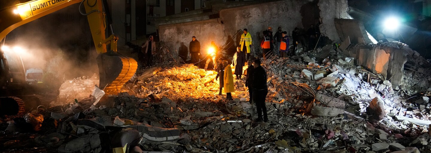 Obrazem: Zemětřesení v Turecku a Sýrii má přes 4300 obětí. Do oblasti míří i čeští hasiči