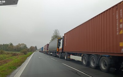 Obrovská 16-kilometrová kolóna naďalej trápi východné Slovensko. Polícia vydala dôležité odporúčanie pre vodičov
