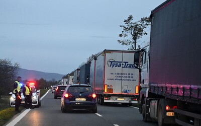 Obrovská kolóna kamiónov stále trápi východné Slovensko. Kamionisti si v nej postoja až 5 hodín, problém majú aj ostatní vodiči