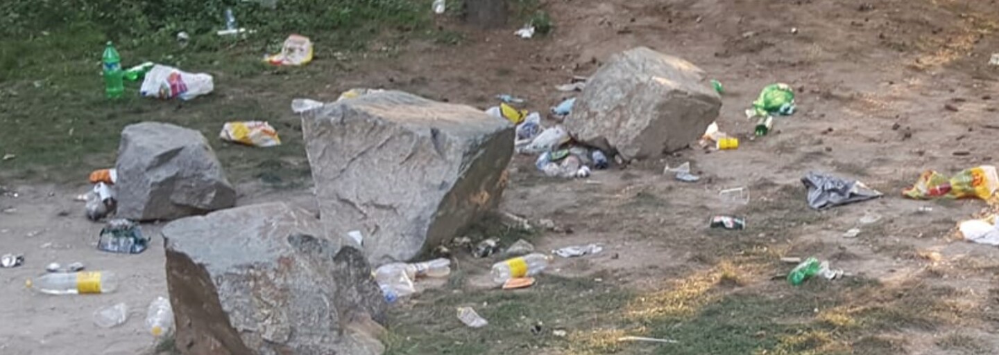 Obrovský bordel, fľaše a igelitky. Študentská Erazmus párty na Mlynoch mala smutnú dohru
