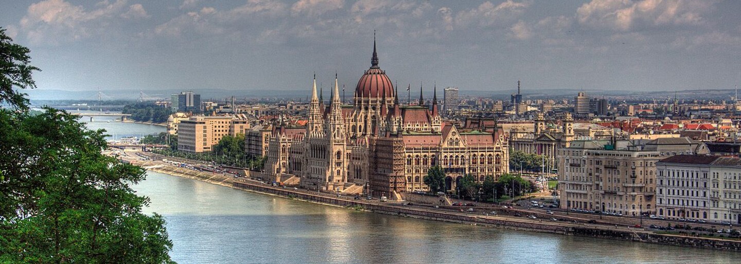 Obyvatelia Budapešti sú zúfalí z pribúdajúcich turistov. V noci nemôžu kvôli hluku spať, ráno si nájdu ovracané autá