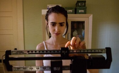 Očarujúca Lily Collins je v lákavo vyzerajúcej dráme Až na kosť anorektičkou v ohrození, ktorej jedinou nádej je doktor Keanu Reeves Očarujúca Lily Collins je v lákavo vyzerajúcej dráme Až na kosť anorektičkou v ohrození, ktorej jedinou nádej je doktor Keanu Reeves