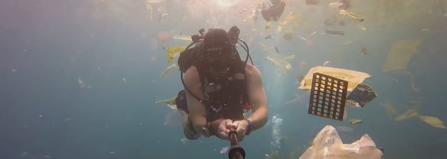 Oceány jsou zahlcené odpadem. Na smutném videu z Bali se potápěč prodírá plastem