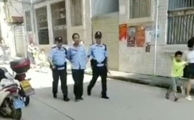 Ochrankár školy v Číne útočil na žiakov a zamestnancov s nožom v ruke. Zranilo sa až 40 ľudí, polícia muža už zadržala Ochrankár školy v Číne útočil na žiakov a zamestnancov s nožom v ruke. Zranilo sa až 40 ľudí, polícia muža už zadržala