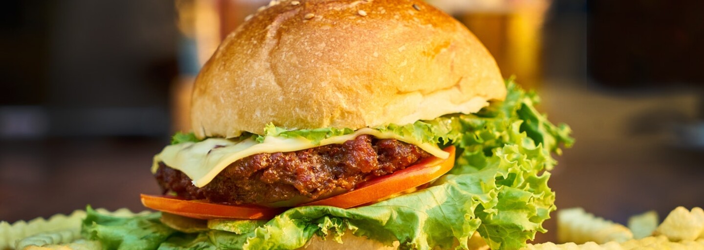 Ochutnal bys burger s opečenou tarantulí? Americká restaurace doplňuje své pokrmy i masem ze želvy nebo aligátora
