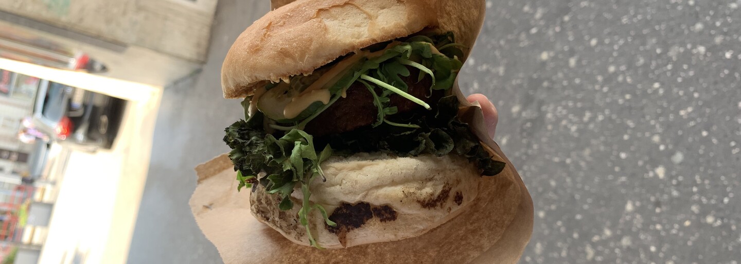 Ochutnali sme vegánsky burger s náhradou mäsa Beyond Meat. Na Slovensku môžeš vyskúšať fenomén, ktorý možno ovládne svet