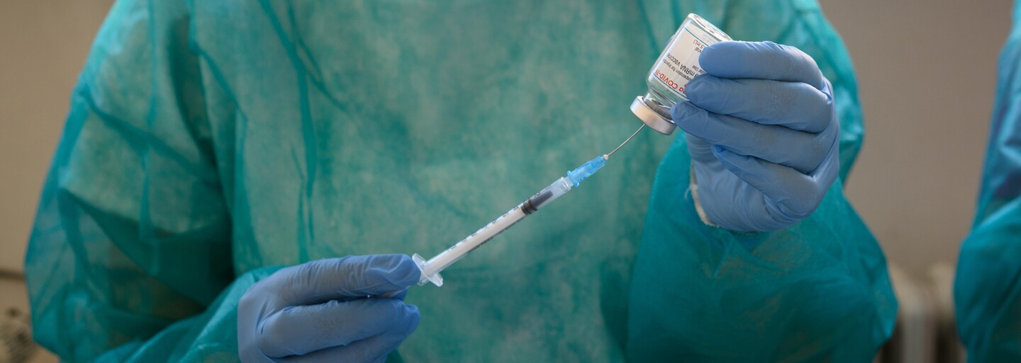 Očkování čtvrtou dávkou proti covidu začne nejspíše od poloviny srpna
