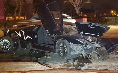 Od kamaráta si požičal Lamborghini za 400-tisíc eur a o pár hodín s ním skončil v strome. So vzácnym vozidlom sa chcel ukázať v spoločnosti Od kamaráta si požičal Lamborghini za 400-tisíc eur a o pár hodín s ním skončil v strome. So vzácnym vozidlom sa chcel ukázať v spoločnosti