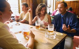 Od Partyzánek po IQOS. V 60. letech si mohli lidé dovolit 800 krabiček měsíčně, kouřili i v nemocnicích nebo na úřadech