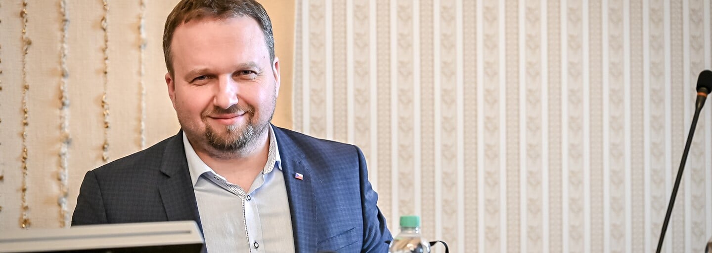 Od září porostou pouze platy státních zaměstnanců s nejnižšími příjmy. Odbory se s vládou nedohodly
