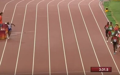 Odběhl si pro tekuté osvěžení, i tak vyhrál. Mo Farah opět dokázal, že nemá konkurenci Odběhl si pro tekuté osvěžení, i tak vyhrál. Mo Farah opět dokázal, že nemá konkurenci