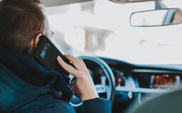 Oddnes sa pokuty za používanie mobilov zdvojnásobili, zaplatíš aj 200 eur