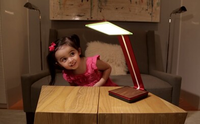 Odlož sieťové či prenosné nabíjačky, odteraz ti telefón nabije lampa Odlož sieťové či prenosné nabíjačky, odteraz ti telefón nabije lampa