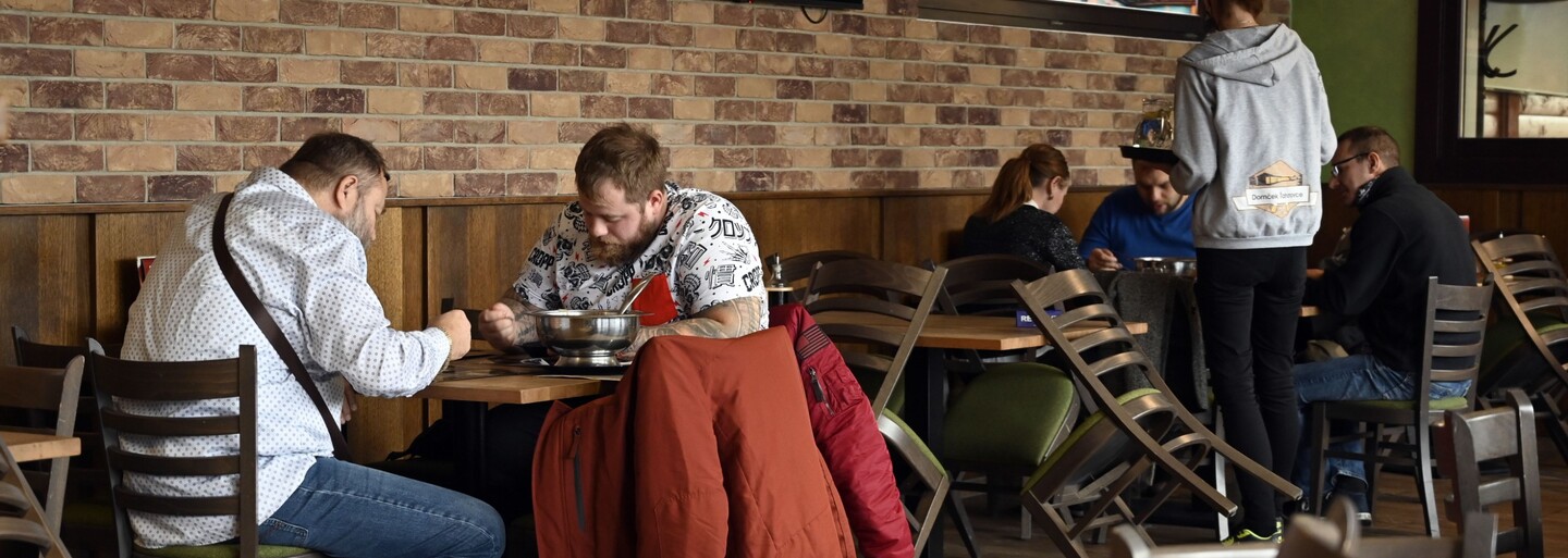 Odlož svůj telefon a dostaneš 50% slevu. Podnik motivuje zákazníky, aby se věnovali lidem ve společnosti