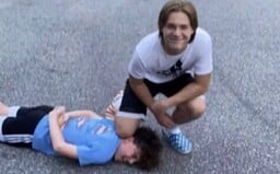 Odporné. Bělošští teenageři rozjeli #GeorgeFloydChallenge, při níž parodují smrt Afroameričana