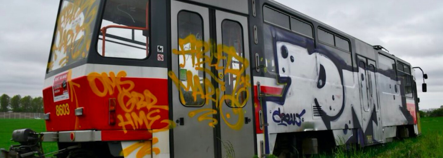 Odstavenou tramvaj u dálnice D1 se dva muži pokoušeli rozebrat na díly
